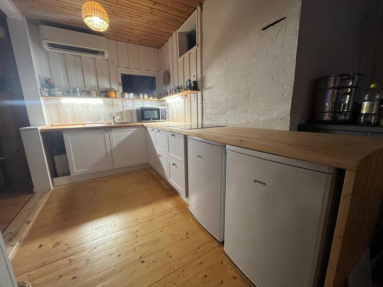 Keittiön kalusteet ja välitilan laatoitus asennettuna