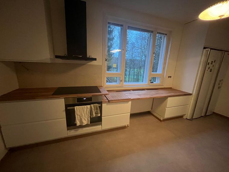 Keittiön kalusteasennus ja välitilan laatoitus