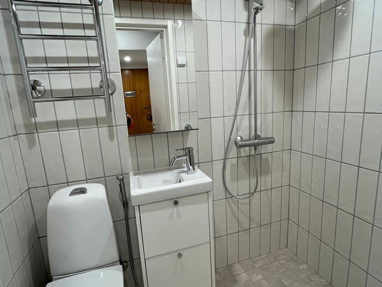 Märkätila valmiina luovutukseen, laatoitus ja saumaus tehtynä