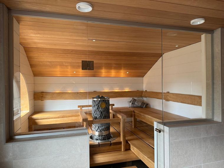 Remontoitu sauna vaalealla paneloinnilla ja lauteilla, Jyväskylä