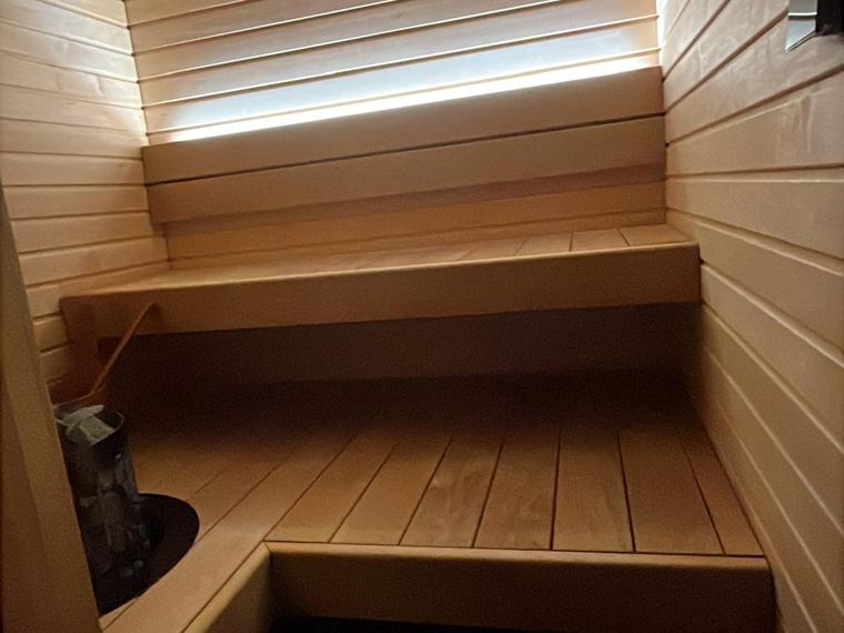 Saunan panelointi ja selkänojat valmiina