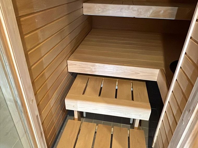 Sauna vaaleasta puusta, lauteet kahdessa tasossa