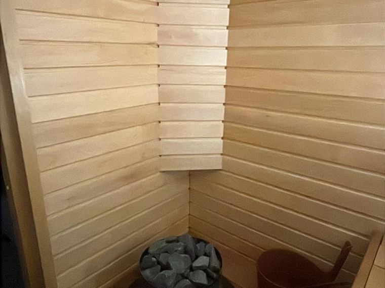 Saunan kiuas ja lauteiden alusrakenne