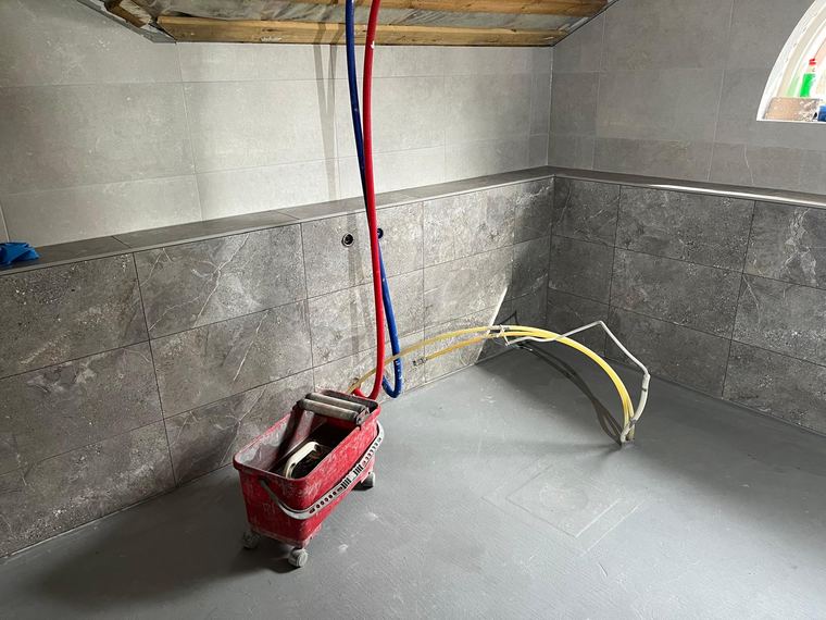 Märkätilan putket ja vedot paikallaan ennen pintoja