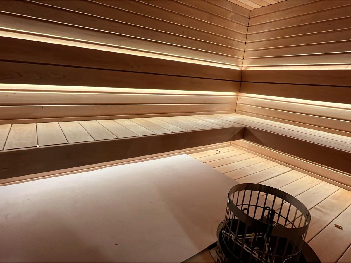 Sauna, jossa epäsuora valaistus lauteiden alla